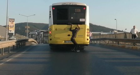 İETT otobüsüne takılan patenli genç yürekleri ağza getirdi!