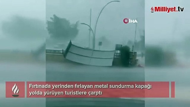 Fırtınada yerinden fırlayan metal sundurma kapağı yolda yürüyen turistlere çarptı