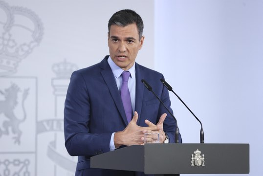 Sánchez anuncia una reducción del 50% del precio de los abonos mensuales en el transporte público estatal