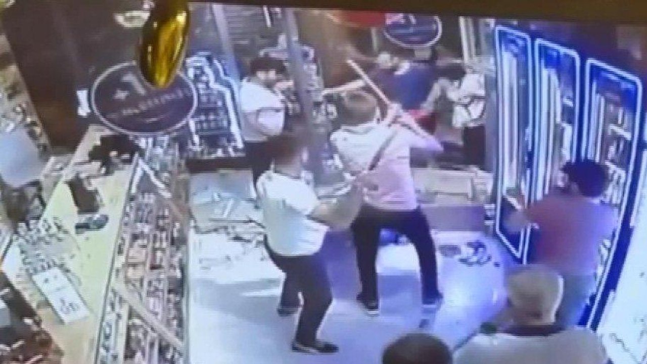 Bağcılar’da ‘eksik para’ kavgası! Alkol şişeleri kemer ve sopalar havada uçuştu