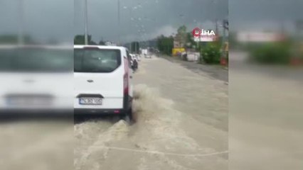 Bartın'da sağanak yolları göle çevirdi, binanın istinat duvarı yıkıldı