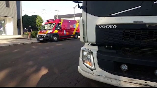 Motociclista fica ferido em batida contra caminhão no Centro