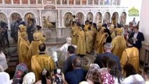 Russia, il patriarca Kirill scivola e cade durante la messa