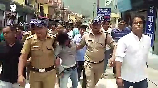 मुस्लिम युवक को होटल में नाबालिग के साथ देख भड़के लोग, बुरी तरह पीटा