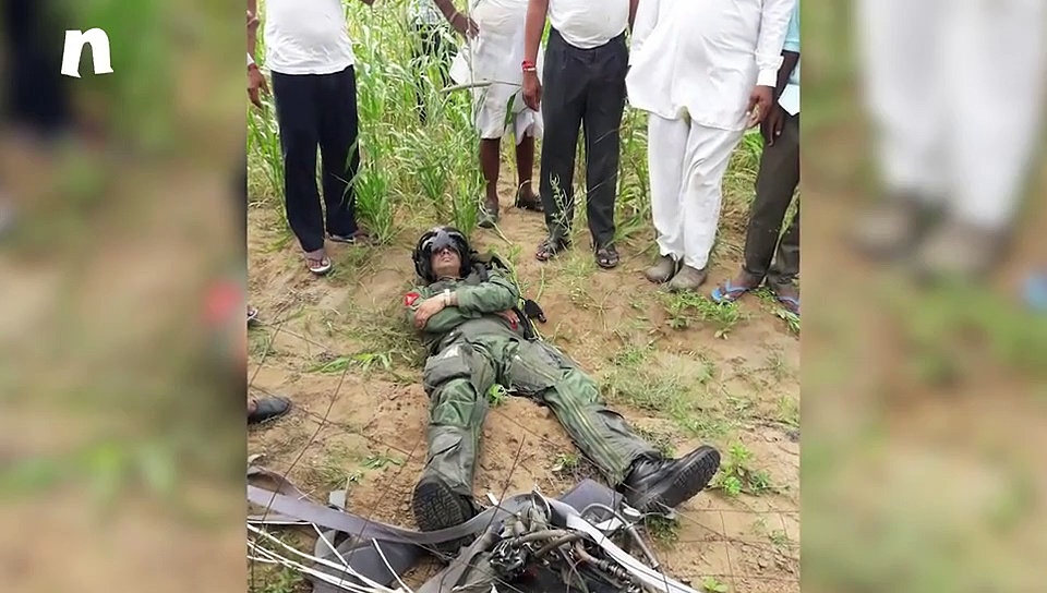 वायुसेना का विमान गिरा, पायलट सुरक्षित