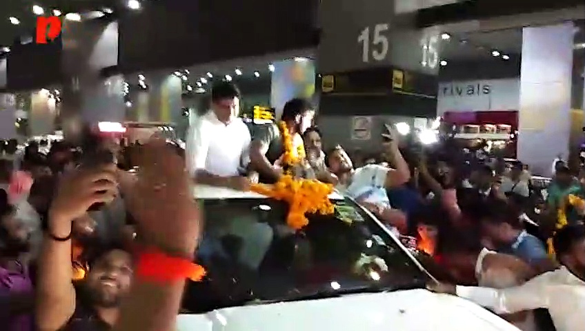 एशियाड में देश को पहला गोल्ड दिलाने वाले बजरंग का एयरपोर्ट पर जबरदस्त स्वागत
