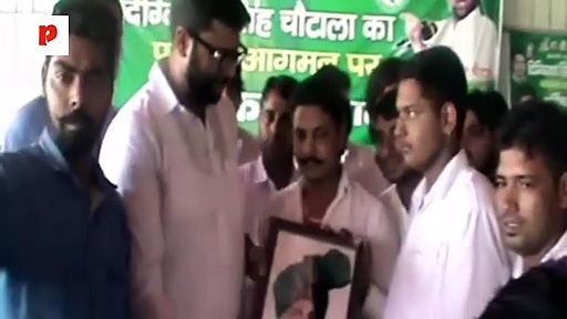 अंदर चल रही थी आईएनएलडी नेता की सभा, बाहर होने लगी फायरिंग