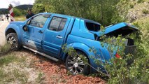 Son dakika haber... Lastiği patlayan pikap yol kenarına devrildi: 3 yaralı