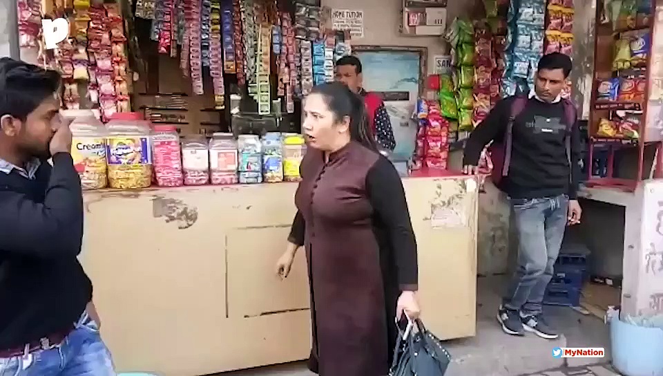 सड़क पर महिला ने एक मनचले की पिटाई, लोग बने रहे तमाशबीन