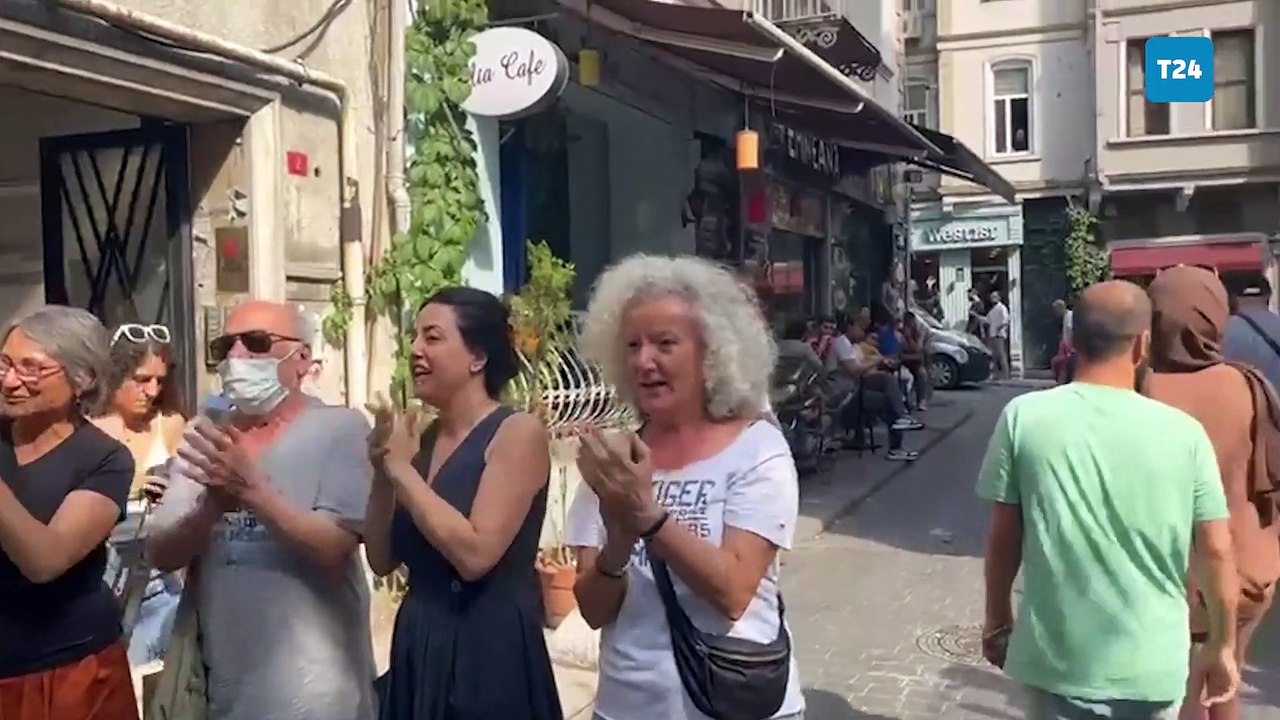 Cumartesi Anneleri ve İHD Eş Başkanları Eren Keskin ve Öztürk Türkdoğan serbest bırakıldıktan sonra İHD önünde alkışlarla karşılandı