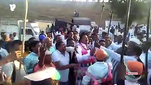 वोट के लिए नाच रहे हैं नेता