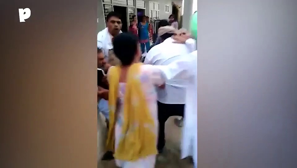 पूर्व सरपंच को गिरफ्तार करने पहुंचे चौकी इंचार्ज का पिस्तौल लहराता वीडियो वायरल