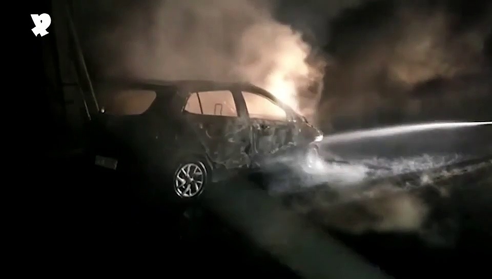 देखते ही देखते धूं-धूंकर जल गई कार