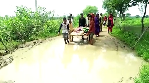मध्य प्रदेश बुंदेलखंड में सड़क नहीं होने पर गर्भवती महिलाओ को चलना पड़ता है पैदल
