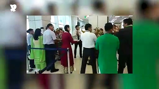 देखिए  जम्मू एयरपोर्ट पर  जवानो के साथ क्या हुआ