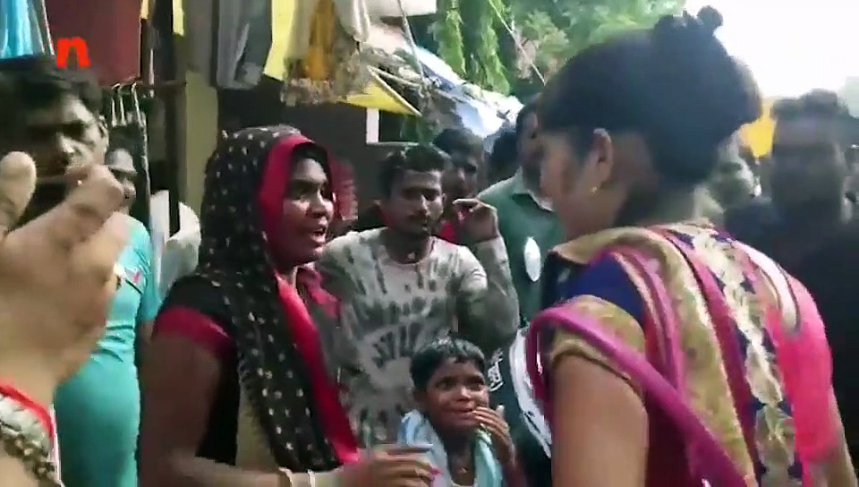 चोरी की आरोपी महिला की पिटाई लाइव