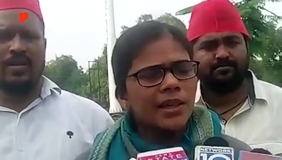 इलाहाबाद के परेड ग्राउंड में लहरा रहा है फटा हुआ तिंरगा