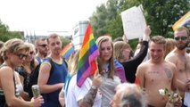 Oslo, cancellato il Pride ma centinaia in marcia per diritti LGBT