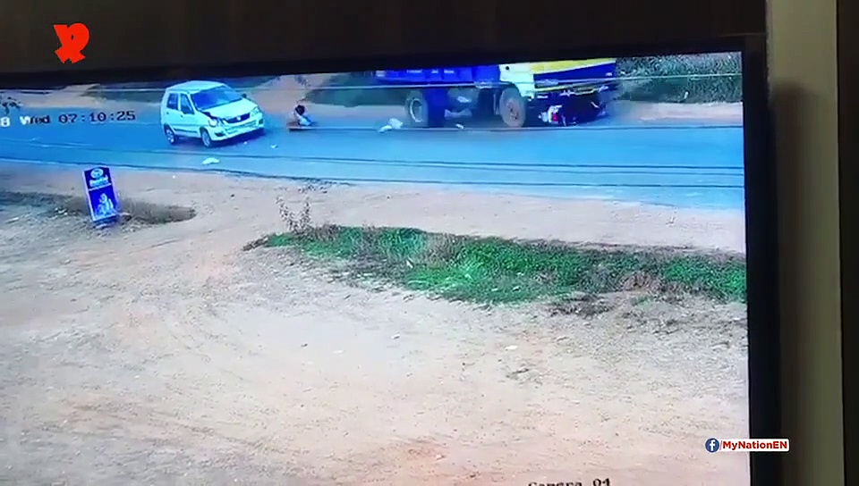 कार-ट्रक से हुई भीषण टक्कर के बावजूद कैसे बचा स्कूटर सवार (वीडियो)