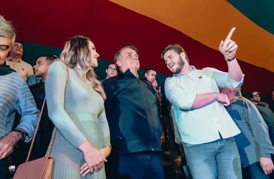Bolsonaro é vaiado ao ser chamado ao palco por Roberta Miranda em CG, e público gritou por Lula