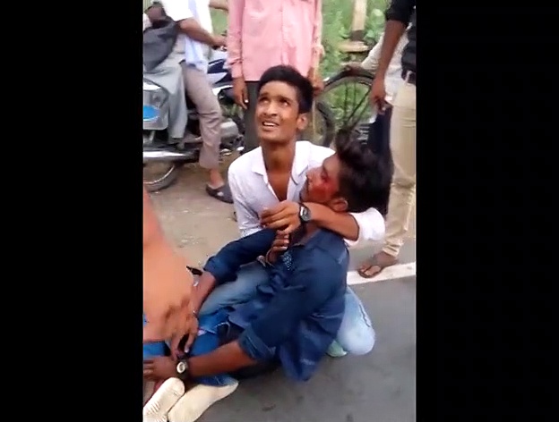 बाइक न रोकने पर पुलिसकर्मी ने युवक के सिर पर मारा डंडा, वीडियो वायरल