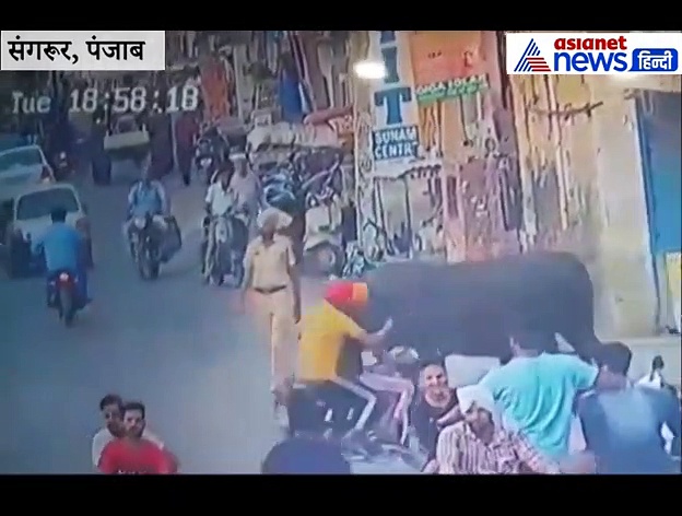 पीछे से आया सांड और पुलिसवाले को सींगों के बीचों-बीच फंसाकर हवा में उछाल दिया