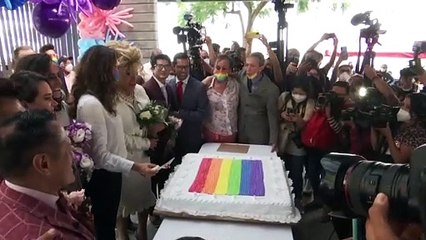 شاهد: المئات من الأزواج المثليين يعقدون قرانهم خلال زفاف جماعي بمدينة ميكسيكو سيتي