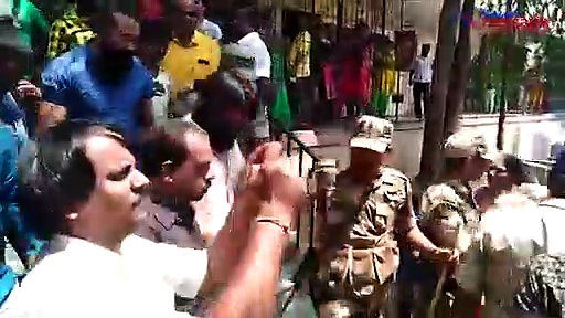 Yash reaches polling booth, police forget duty