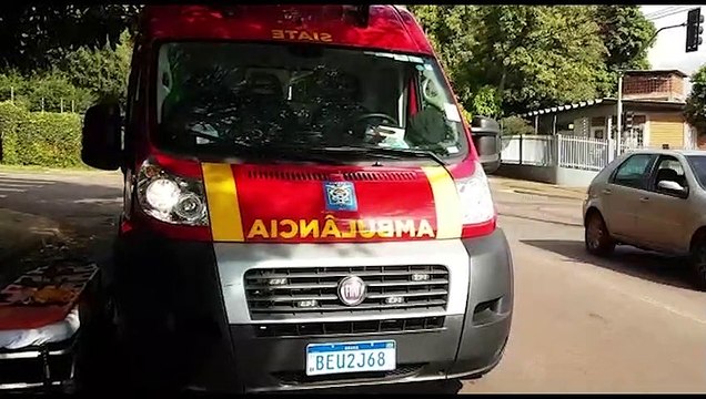Motorista bate em ciclista e foge após acidente no Centro