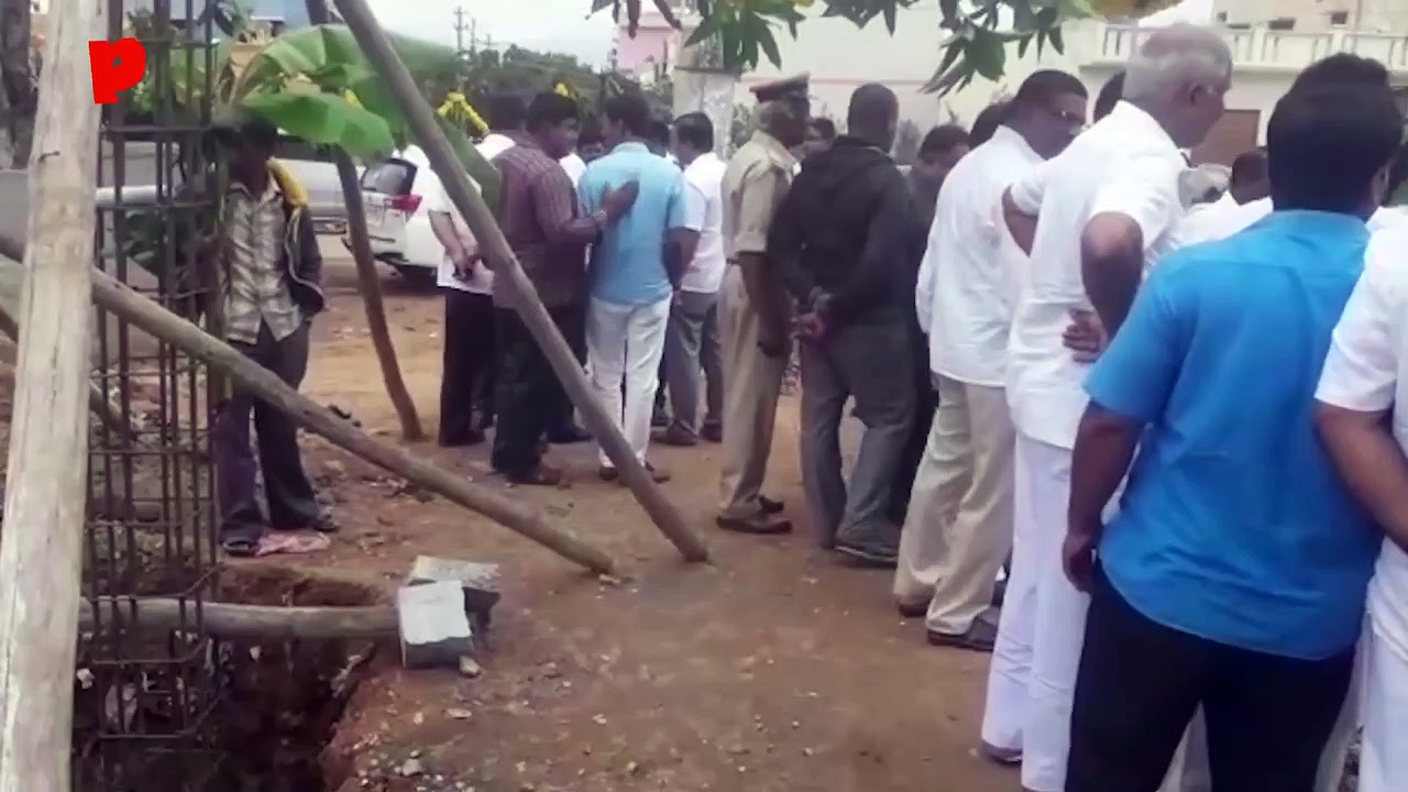 Karnataka MP KH Muniyappa instructs driver to carry his slippers in hand