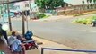 Câmera de segurança registra colisão entre carro e moto na Av. Corbélia no Bairro Periolo