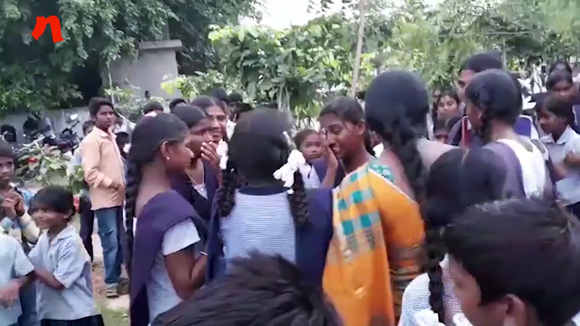 तेलंगानाः 'बेस्ट फ्रेंड' गुरू के ट्रांसफर से दुखी बच्चे फूट-फूटकर रोए