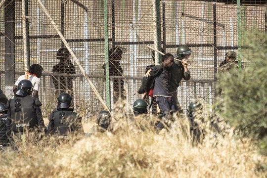 Policías marroquíes golpean y detienen a migrantes en el lado español de la valla de Melilla