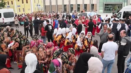 Halk oyunları yarışmacılarının yöresel kıyafetli korteji ilgi gördü