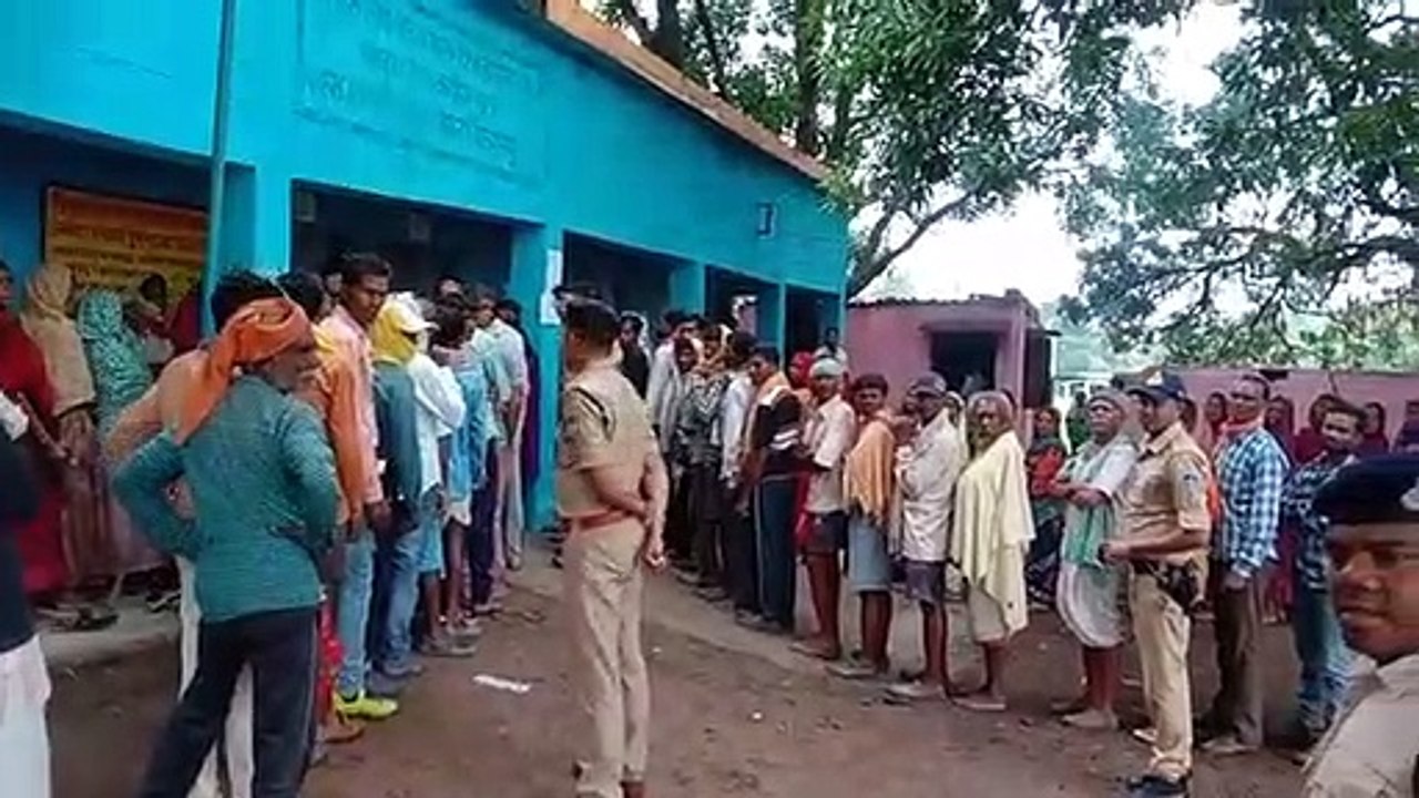 यहां मतदाताओं को नहीं रोक पाई बारिश की रिमझिम फ...