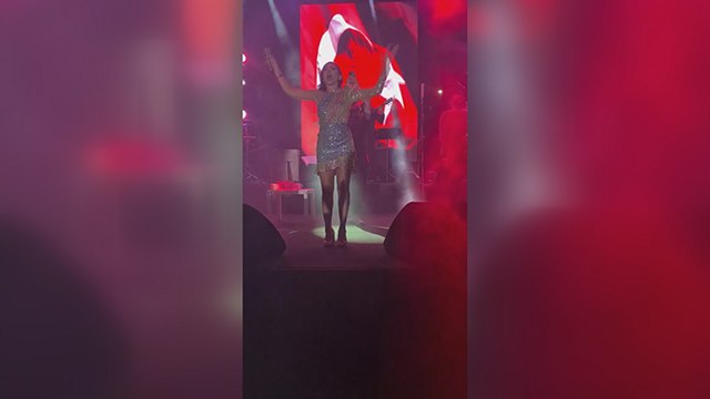 Melek Mosso binlerce kişiyle İzmir Marşı'nı söyledi