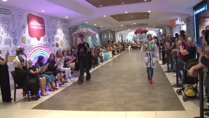 Maltepe'de, atık malzemelerden tasarlanan kıyafetler defile ile tanıtıldı