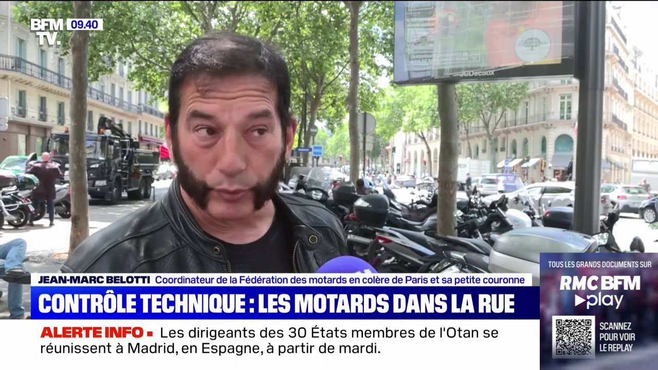 Les motards dans la rue contre le stationnement payant pour les deux-roues