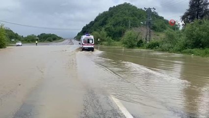 Karayolunda taşkın yaşandı, ev ve iş yerlerini su bastı
