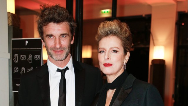 GALA VIDEO - PHOTO – Karin Viard a dit oui à Manuel Herrero : découvrez sa robe de mariée !