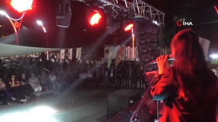 Sınırdaki halk konseri yağmura rağmen devam etti