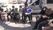 Kitap okumanın önemine değinmek için sokakta kitap okudular