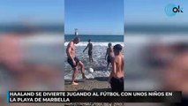 Haaland se divierte jugando al fútbol con unos niños en la playa de Marbella