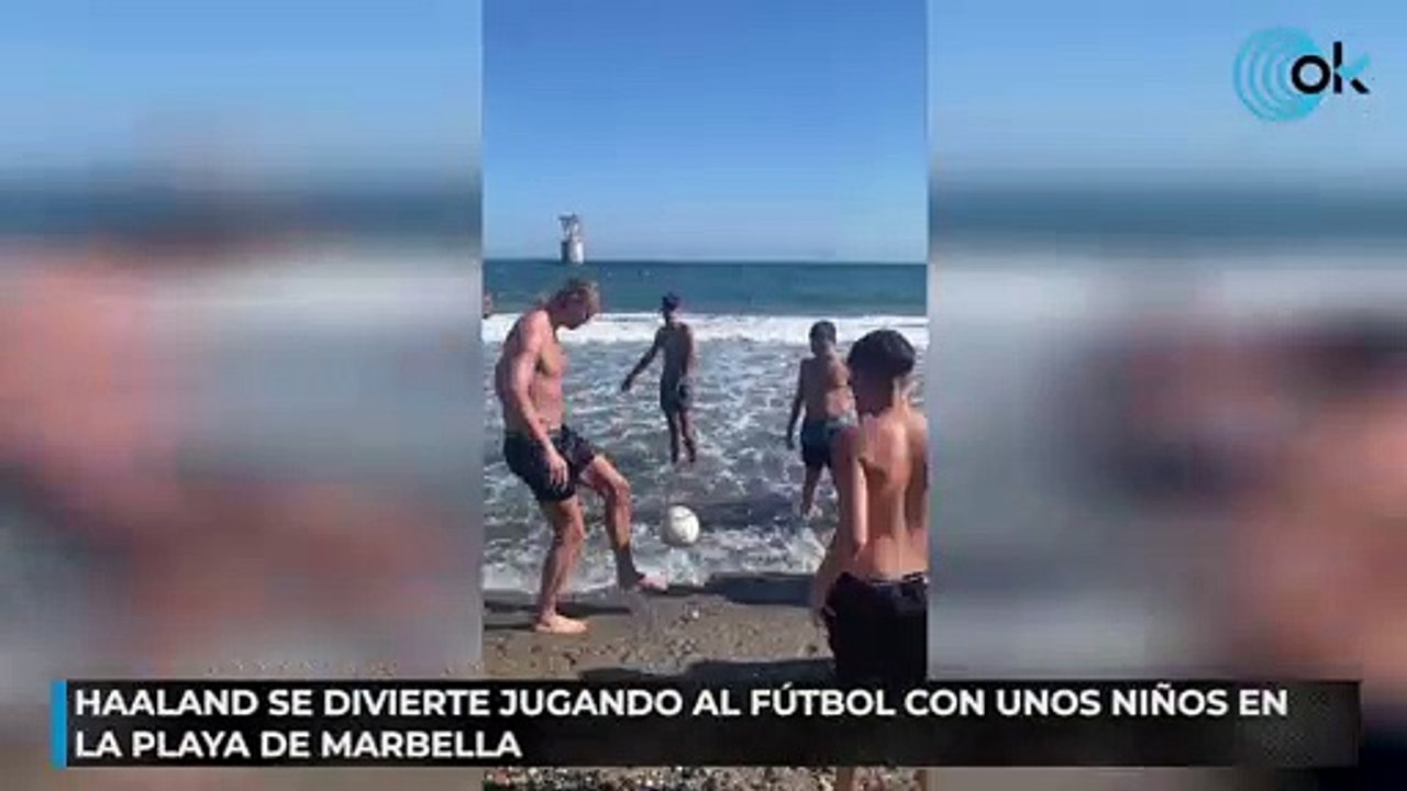 Haaland se divierte jugando al fútbol con unos niños en la playa de Marbella