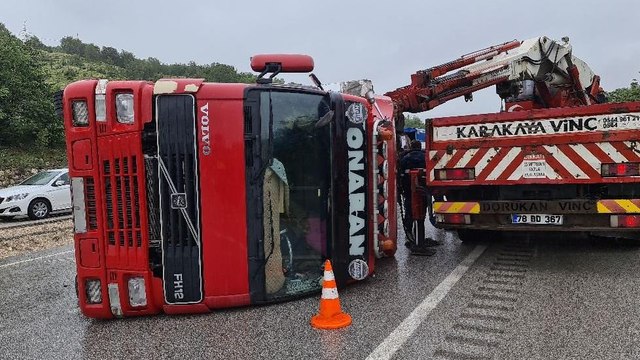 Kurban yüklü TIR yoldan çıkarak devrildi