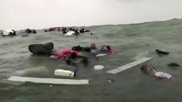 La Armada colombiana rescata a 24 personas tras naufragar a bordo de un barco mercante