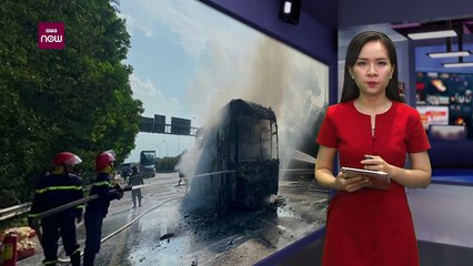 Cháy xe giường nằm trên đại lộ Thăng Long, hành khách tháo chạy