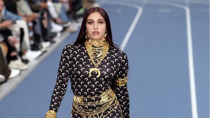 GALA VIDEO - PHOTO – Madonna : sa fille Lourdes enflamme le catwalk lors de la Fashion Week parisienne