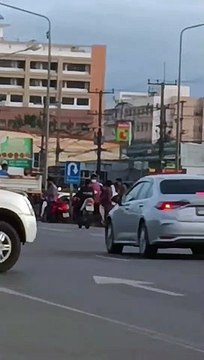 ชุมพร - ร้องสมาคมสื่อภูมิภาคจ.ชุมพร“จุดอันตราย” พ่อค้าทุเรียนยึด เกาะกลางถนน แย่งกันรับซื้อทุเรียน