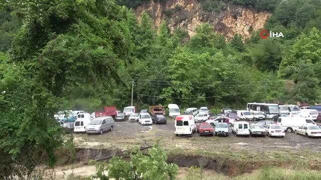 Yoğun yağış nedeniyle yedi emin deposunda araçlar suya gömüldü